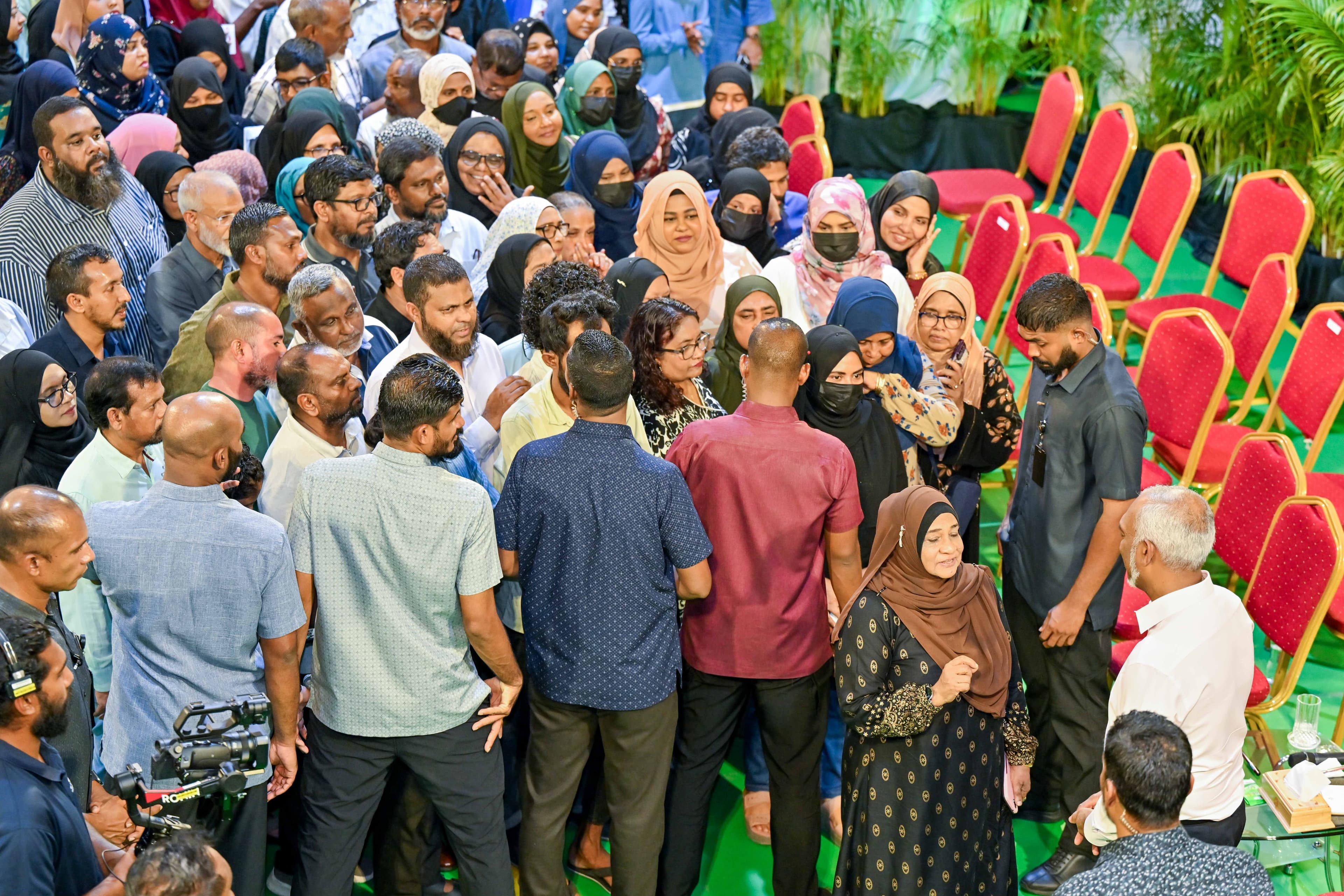 މާފަންނުގައި ދިރިއުޅޭ ރައްޔިތުންނާ ރައީސް ބައްދަލުކުރެއްވުން