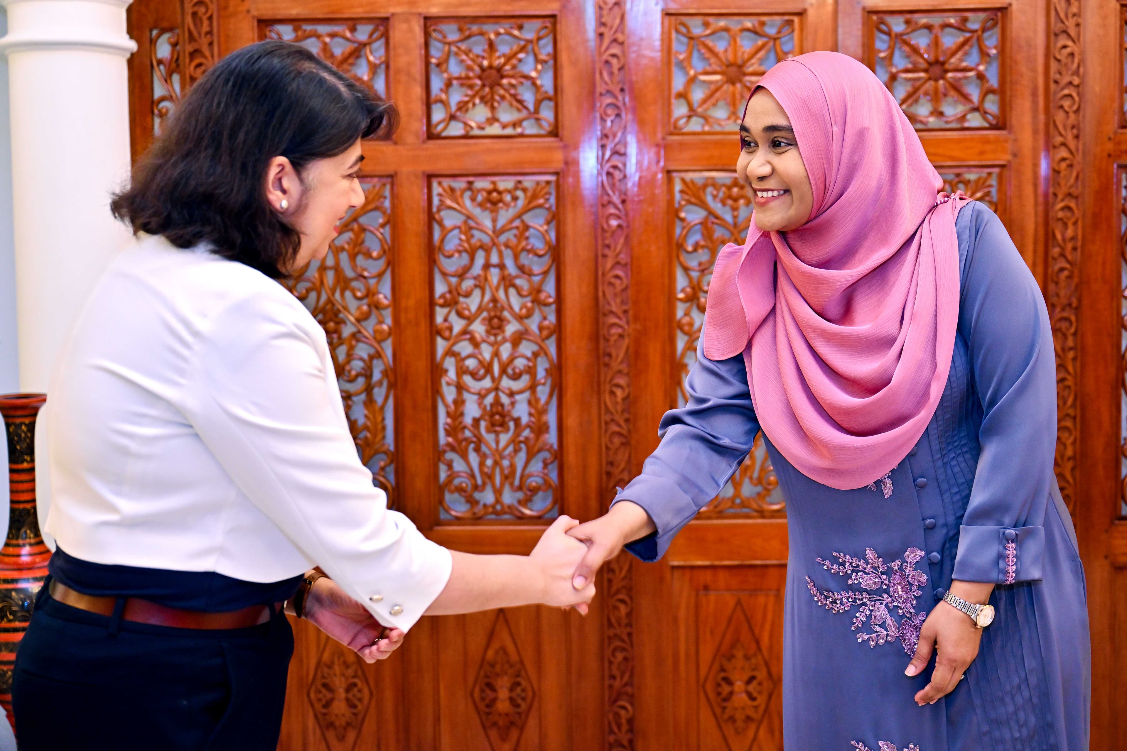 އިނގިރޭސިވިލާތުގެ މިނިސްޓަރެއްގެ ޒިޔާރަތެއް ފަސްޓް ލޭޑީގެ އަރިހަށް