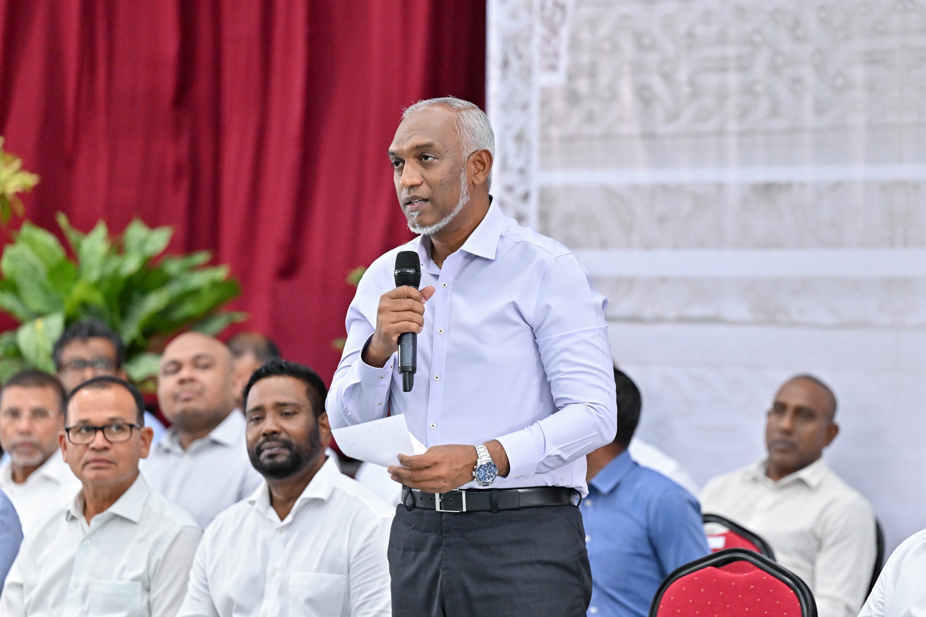 ހެންވޭރުގައި ދިރިއުޅޭ ރައްޔިތުންނާ ރައީސް މާދަމާރޭ ބައްދަލުކުރައްވަނީ